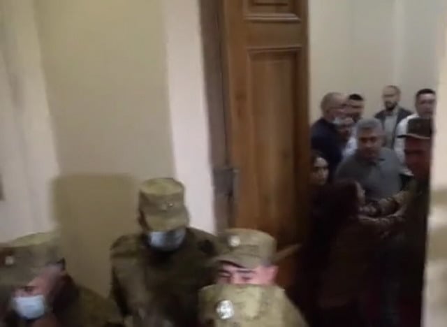 Ծեծկռտուք, հայհոյանքներ ԱԺ-ում. ՔՊ-ականները ծեծե՞լ են ընդդիմադիր պատգամավորների օգնականներին