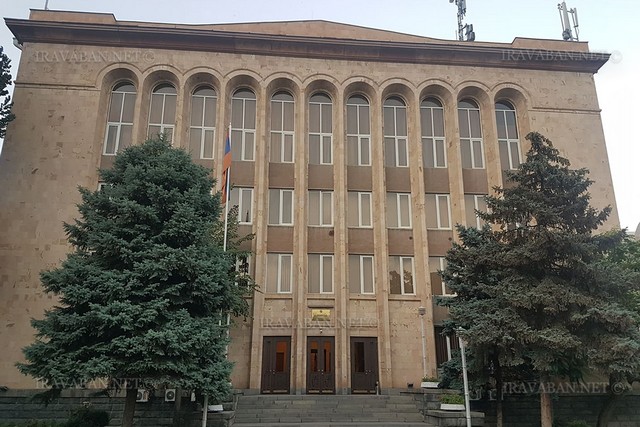 Ըստ Թովմասյանի հատուկ կարծիքի՝ ՍԴ որոշումը թողնում է «քվազիփիլիսոփայական ուղղվածության տպավորություն»