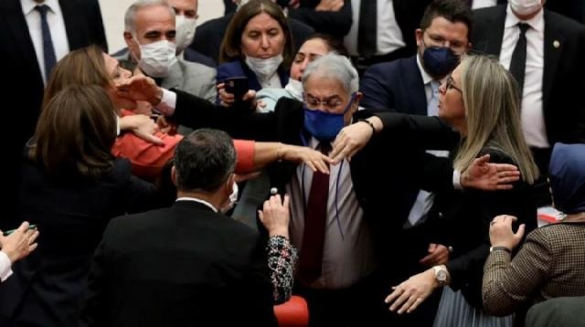 Թուրքիայի մեջլիսում կռվի են բռնվել կին պատգամավորները