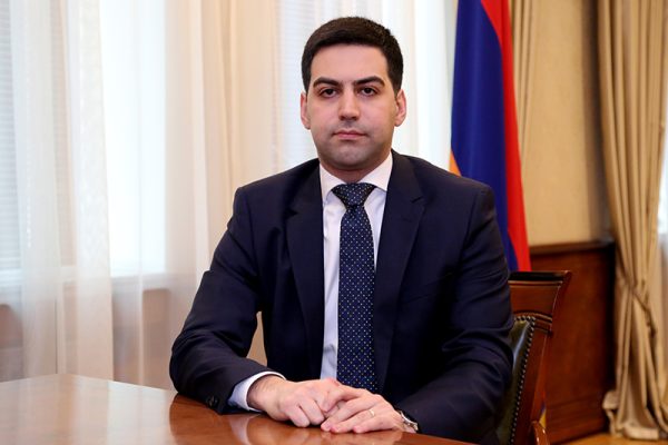 ՊԵԿ նախագահ Ռուստամ Բադասյանի ուղերձը մաքսային ծառայողի օրվա առթիվ.  «Առաջիկա տարիները բեկումնային են լինելու մեր երկրում նոր որակի մաքսային ծառայություն ունենալու տեսանկյունից»