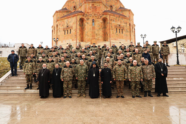 Այս օրը մեր համար նվիրական օր է, որովհետեւ բանակը դարձավ այն վեմը, որի վրա կառուցվեց մեր անկախ պետականությունը