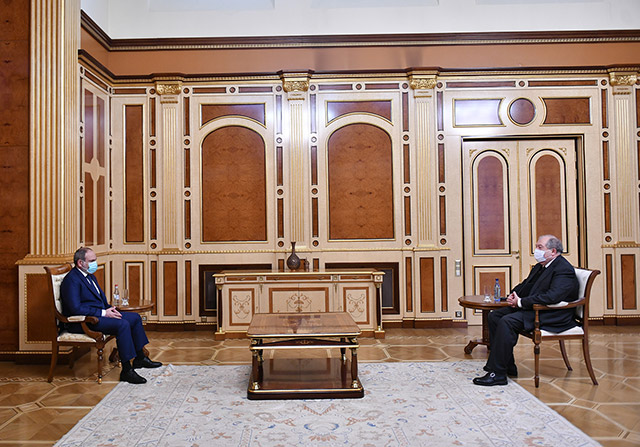 Արմեն Սարգսյանը հրաժարականից ժամեր առաջ զանգել է Փաշինյանին. «Ես ՀՀ նախագահին հարցրել եմ, թե ինքը ինձ հետ քննարկո՞ւմ է հարցը, թե՞ ինձ տեղեկացնում է»