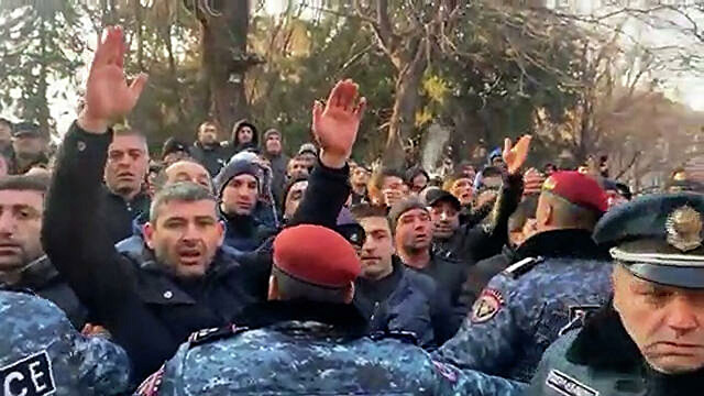 Բախում Փարաքարում՝ ոստիկանների եւ քաղաքացիների միջեւ