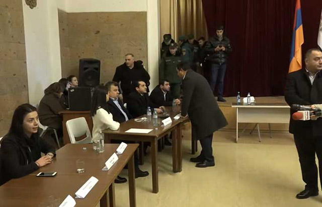 Փարաքարում ավագանու նիստը չի սկսվում. ավագանու անդամները համաձայնության չեն գալիս
