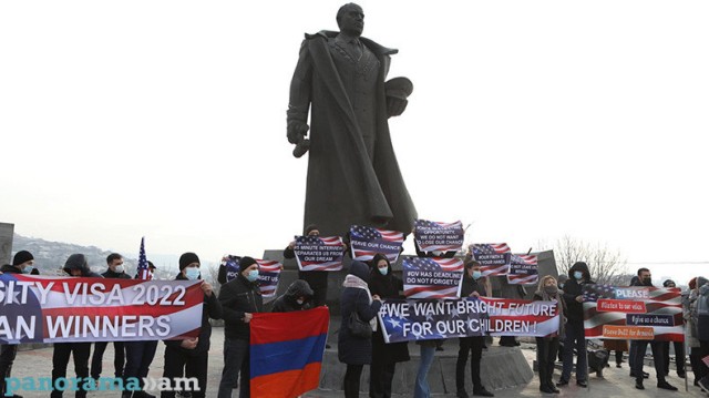 Բողոքի ցույց Երևանում՝ ԱՄՆ մեկնելու համար