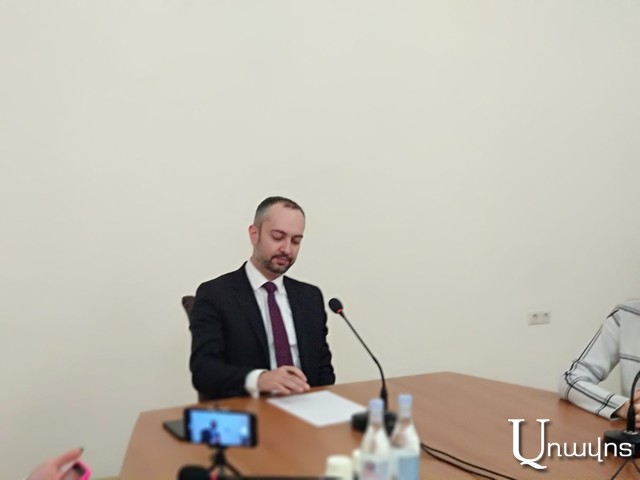 Էդուարդ Աղաջանյանը հերքում է, որ վարակված է․ եկել էր առանց դիմակի, իսկ թեստ հանձնելու հարցին ժպիտով արձագանքեց