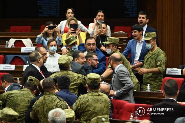 «Քրեական գործ հարուցելու հիմքն ավելի քան ակնհայտ էր». Արթուր Մանուկյանը՝ ԱԺ-ում ծեծկռտուքի հետ կապված քրեական գործ չհարուցելու առիթով