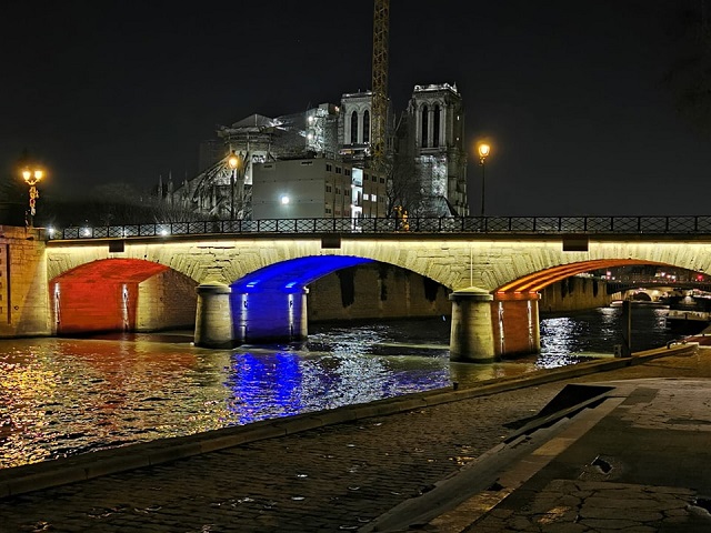 Փարիզի կամուրջներից մեկը լուսավորվել է Հայաստանի ու Ֆրանսիայի դրոշների գույներով