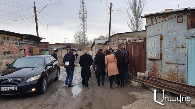 Մեկ օր Գյումրիում․ ՔՊ-ական պատգամավորները՝ ցեխերի, թշվառ տնակների ու փլուզվող շենքերի մեջ (ֆոտոշարք)