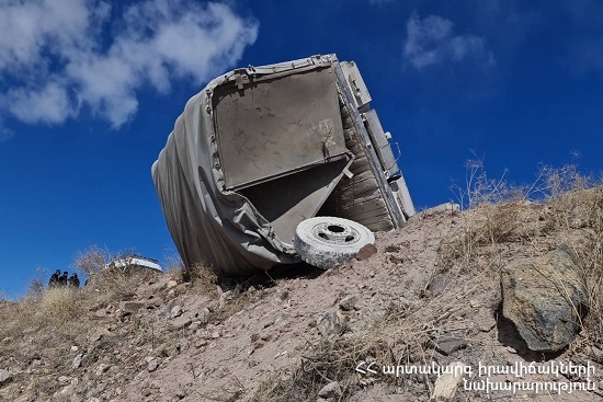 Թալին-Երևան ավտոճանապարհին բեռնատարը կողաշրջվել և կախվել է դեպի ձորը․ վարորդը տեղում մահացել է