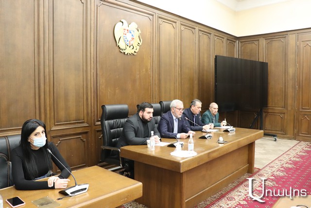 «Կգնաք էդ հարցը գիտե՞ք որտեղ կտաք՝ ձեր տերերի՛ն կտաք, էս ի՞նչ հարց եք տալիս». Թեժ բանավեճ ԱԺ-ում՝ լրագրողների ու ՔՊ պատգամավորների միջեւ