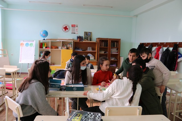 Դասերից հետո՝ «Ժպիտների ակումբ». ՀՀ 10 համայնքներում Հայկական Կարմիր խաչի ընկերությունը 2021թ. հուլիսից կրթության հասանելիության ծրագիր է մեկնարկել