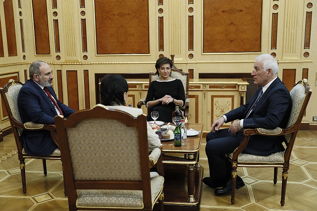 Նիկոլ Փաշինյանն ու Աննա Հակոբյանը նախագահական նստավայրում հյուրընկալվել են նորընտիր նախագահին և նրա տիկնոջը