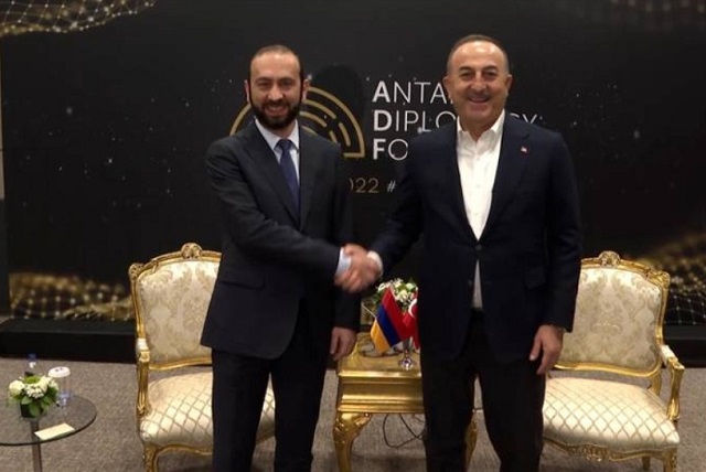 Արարատ Միրզոյանի բացատրությունը, թե ինչու էր ժպտում Չավուշօղլուի կողքին