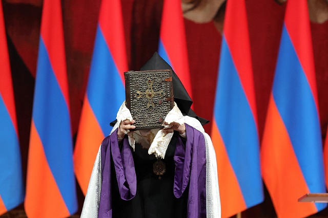 «Վեհամոր» Ավետարանը, որի վրա երդում է տալիս ՀՀ նորընտիր նախագահը, համարվում է ամբողջությամբ պահպանված ամենահին հայկական ձեռագիրը