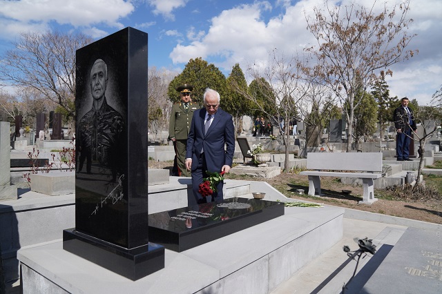 Նորընտիր նախագահ Վահագն Խաչատուրյանն այցելել է «Եռաբլուր» զինվորական պանթեոն