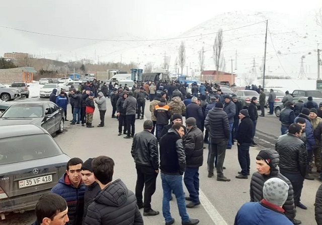 Կազմակերպել և փակել են Երևան-Իջևան ճանապարհի Ծովագյուղ գյուղի հարակից հատվածը․ ահազանգ ոստիկանությանը