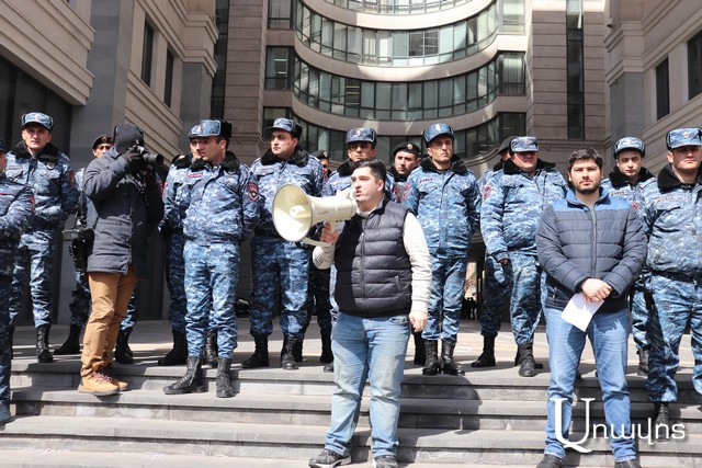 «ՔՊ-ի ո՛չ հարգելի իշխանություններ, դուք ձեր տարածքում ինչքան ուզում եք միջանցք, ինչ «անցք» ուզում եք տվեք, մենք թուրքին տալու ոչինչ չունե՛նք». Ցույց՝ ԱԳՆ-ի մոտ