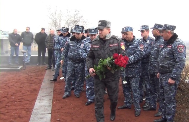 Ոստիկանության զորքերի ծառայողները հարգանքի տուրք են մատուցել մարտի 1-ին զոհված ոստիկանների հիշատակին