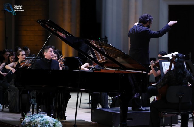 Ֆրեդի Քեմպֆը ելույթ ունեցավ Հայաստանի պետական սիմֆոնիկ նվագախմբի հետ