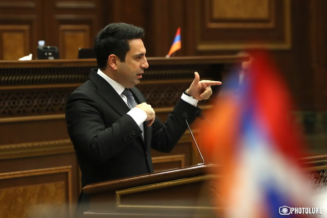 Ալեն Սիմոնյան. «Ես ցավում եմ, որ Սեյրան Օհանյանը սպայից վերածվել է շահարկումներ անող մի մարդու, որին իր խմբակցության անդամները նույնիսկ տեղյակ չեն պահում իրենց հանդիպումների մասին»