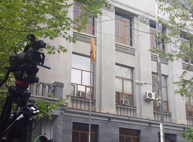 «Նստածդ շենքում հայրենիքիդ դրոշը տեսե՞լ ես». զոհվածի հայրը՝ Արթուր Դավթյանին