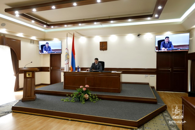 Էլեկտրոնային համակարգին կաշառելու ձեւն էլ կգտնեն․ քաղաքապետը՝ թվային դիմումների եւ վերահսկողության մասին