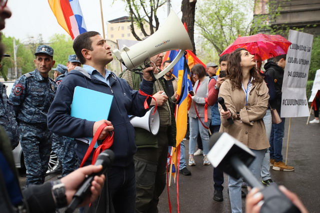 «Ուսանող, միացիր, Նիկոլ հեռացիր»․ կարմիր ժապավեններով բողոքի ցույցեր բուհերում
