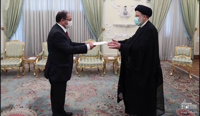 Դեսպան Արսեն Ավագյանը հավատարմագրերն է հանձնել Իրանի նախագահին
