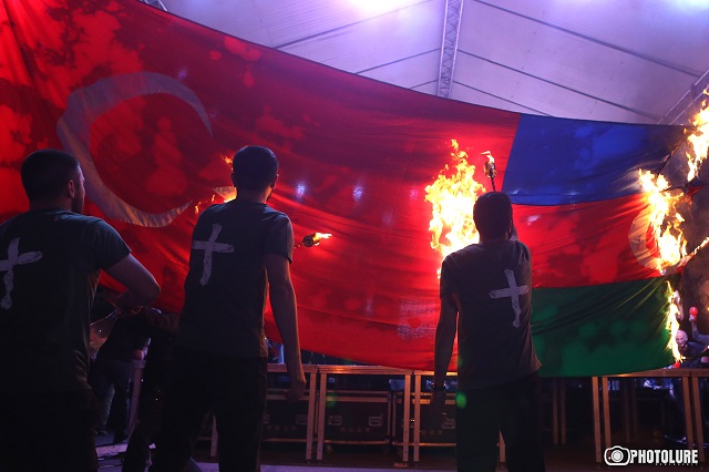 Ջահերով երթի մասնակիցներն այրեցին Թուրքիայի և Ադրբեջանի դրոշները