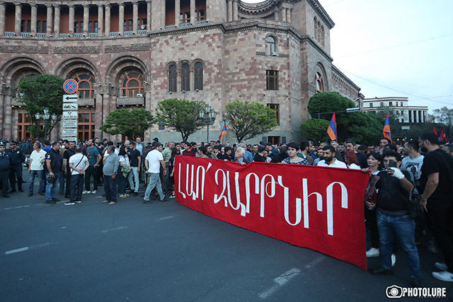 Երթը միացավ հերոսների ծնողներին․ «Եթե իշխանությունը լիներ փոխված, Անդրանիկ Քոչարյանները չէին կարող քննել պատերազմի հանգամանքները»