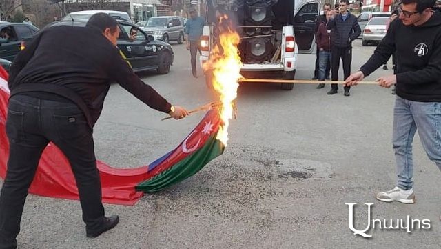 Գյումրիում եւս այրել են Թուրքիայի դրոշը