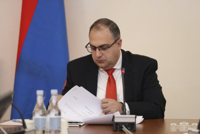 «Կան մարդիկ, որ ասում է՝ տեղերն էլ կան արդեն, երբ հարմար է լինում՝ ասեղը վերցնում, բերանը կարում են». Վլադիմիր Վարդանյան