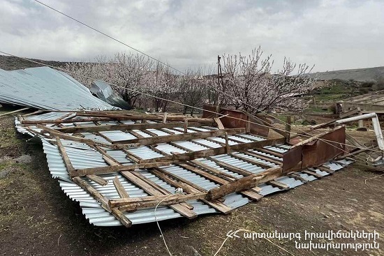 Քամու հետևանքով վնասվել են տանիքներ, տրանսպորտային միջոցներ