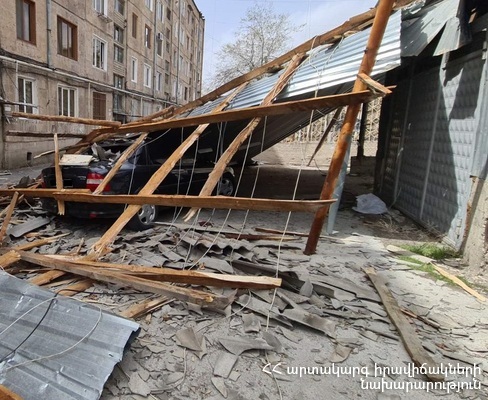 Ուժեղ քամու հետևանքով ծառը ընկել է ավտոմեքենաների վրա