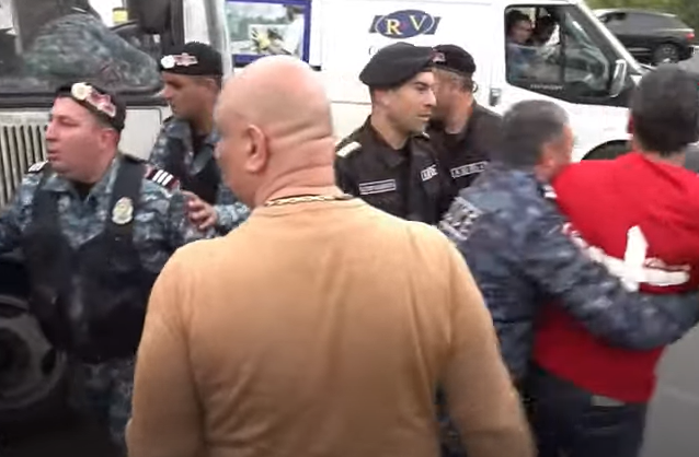 Ոստիկանները բիրտ ուժ կիրառեցին Արամ Վարդեւանյանի նկատմամբ, նրան փորձում էին բերման ենթարկել