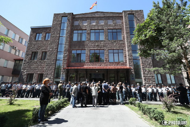 ԲԴԽ-ում համաձայնեցին ընդունել 30 ծնողի․ ԶԼՄ-ներին չթույլատրեցին ներկա լինել
