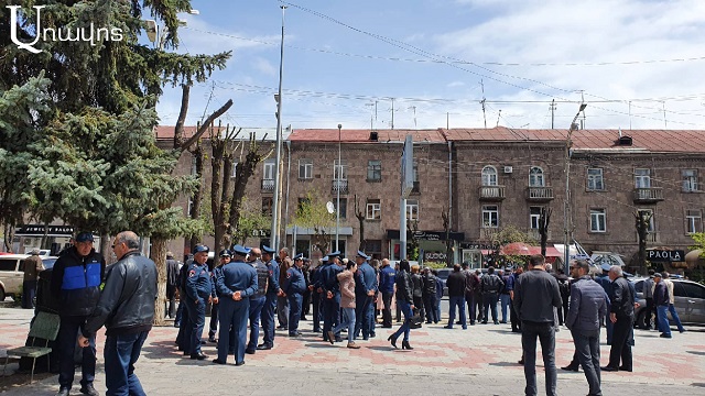 Gümrü Tiyatro Meydanı polis tarafından boğuldu.  Muhalefet mitingi başladı |  Sabah