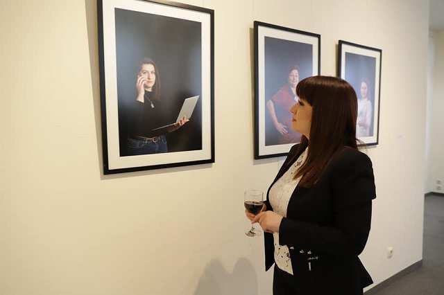 نمایشگاه آثار لیلیت باکاخ نقاش و رالف بکر عکاس در گیومری افتتاح شد |  صبح