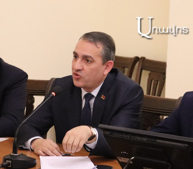 «Ոստիկանն իր օրինական պահանջին չենթարկվող քաղաքացուն գրկած հանում է երթեւեկելի մասից»․ ՔՊ պատգամավոր