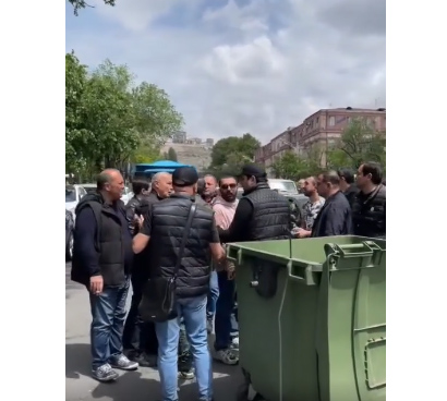 Ցուցարարները հայհոյում են իրենց չմիացող քաղաքացիներին, հարվածում նրանց մեքենաներին. սա շատ հեռու է խաղաղ հավաք կոչվելուց. Իոաննիսյան