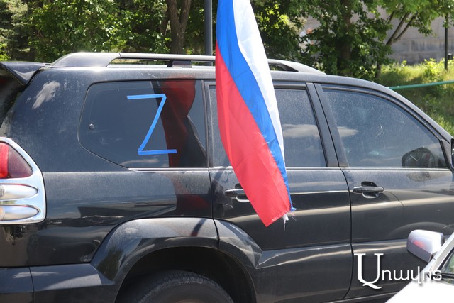ՀՀԿ-ականը Ռուսաստանի դրոշով ու «Z» նշանով եկել է Եռաբլուր. «Որ այս ազգը հասկանա՝ по –любому մենք պետք է ռուսի հետ լինենք շատ լավ». (Ֆոտոշարք)