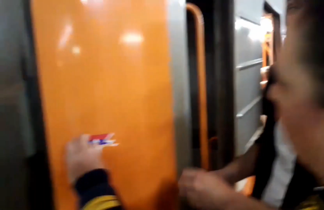 Մետրոյի գնացքի վարորդն ու աշխատակիցը պոկեցին Արցախի դրոշը