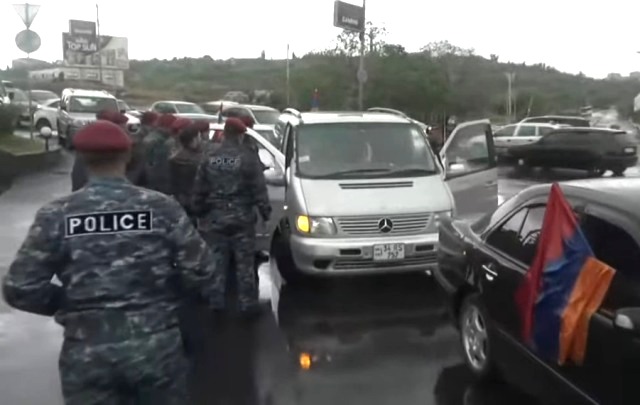 «Արա, ձեռներիցս մի՛ քաշի, է». ոստիկանները փորձում են բերման ենթարկել ավտոերթի վարորդներին