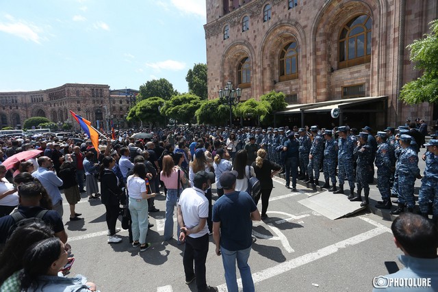 «Դուք ժողովրդավարության պաշտպան չեք, այլ՝ թուրք-ադրբեջանական ցեղասպանների»․ ցուցարարները՝ ԱՄՆ դեսպանին (ֆոտոշարք)