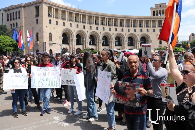 «Shame», «dictator». Ընդդիմադիր պատգամավորները «Արմենիա Մարիոթում» բունտ արեցին ու աղմուկ բարձրացրեցին. ՊՊԾ-ից սկսեցին քաշքշել ու հրել պատգամավորներին դուրս. ֆոտոշարք եւ տեսանյութ