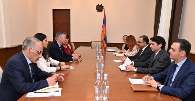 Ընդգծվել է Հյուսիս-Հարավ ավտոճանապարհի շինարարության առաջնահերթությունը. նախարար Խաչատրյանն ընդունել է ԱԶԲ Հայաստանի գրասենյակի տնօրենին