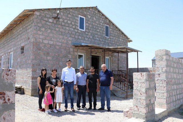 Վագոն-տնակում հայտնված ընտանիքը հիմքից տուն է կառուցել