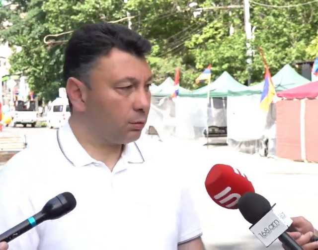 «Ալիեւը կանգնում ասում է՝ Մեհրիբան խանումը ինձ խնդրեց, որ Նիկոլին էլ մի վիրավորի, էլի, արա՛ գետինը մտնես ավելի լավ է, քեզ Մեհրիբան խանումն է խղճում». Շարմազանով