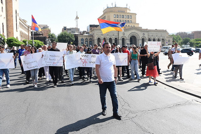 «Որեւէ մեկից չենք կաշկանդվում, ԱԳՆ-ն չենք շրջափակելու»․ ցուցարարների ասելիքը Լավրովին